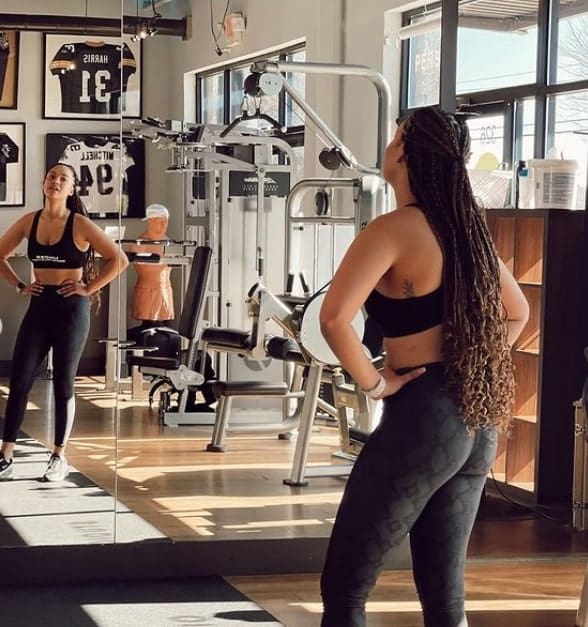 Image of Maurissa Gunn doing her work out routine