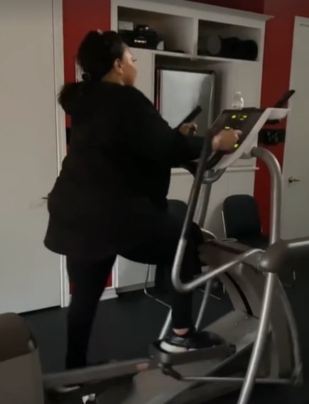 Image of Tamela Mann doing her work out routine