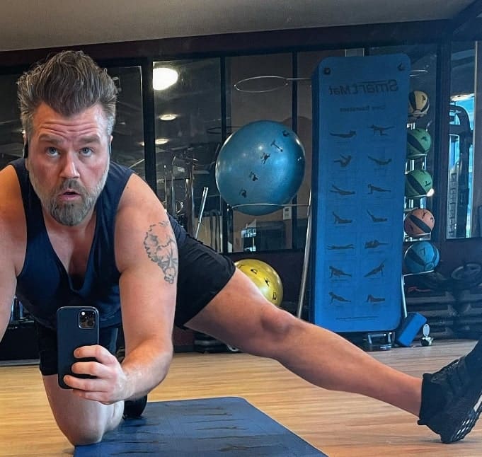 Image of Tyler Labine doing his work out routine